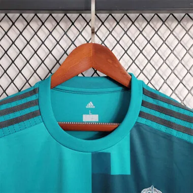 17-18 Terceiro equipamento do Real Madrid para jogos fora de casa