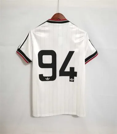 82-83 Manchester United away