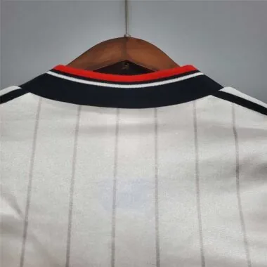 82-83 Manchester United away