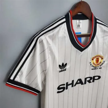 82-83 Manchester United away