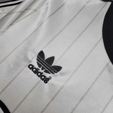 82-83 Manchester United away