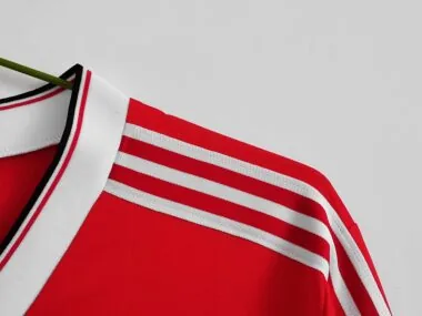 Camisola de manga comprida do Manchester United (jogo em casa) 82-83