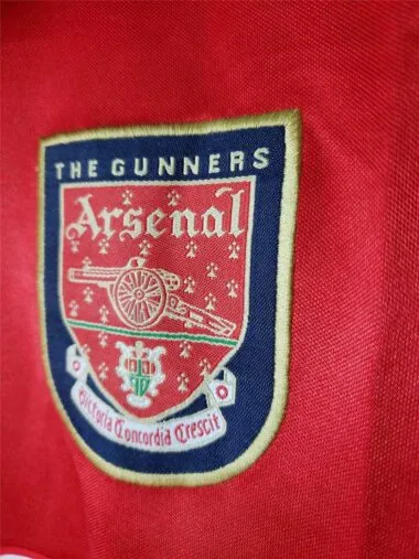 Maillot rouge domicile de l'Arsenal 98-99