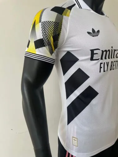 25-26 Camisola branca do Real Madrid, versão especial para jogadores