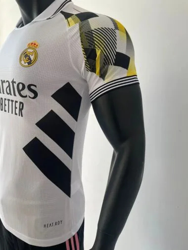 25-26 Camisola branca do Real Madrid, versão especial para jogadores