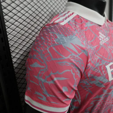 Camisa do Real Madrid com o dragão rosa, versão jogador, 24-25
