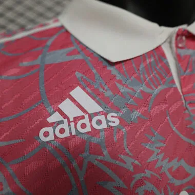 Camisa do Real Madrid com o dragão rosa, versão jogador, 24-25
