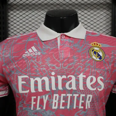 Camisa do Real Madrid com o dragão rosa, versão jogador, 24-25