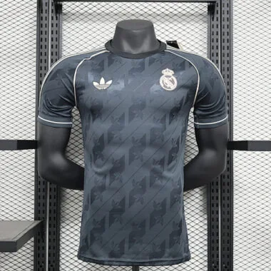 Camiseta del Real Madrid, modelo retro en negro, versión jugador, temporadas 2024-2025