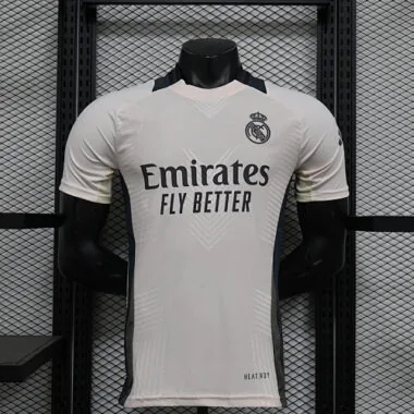Camiseta del Real Madrid de la pretemporada 2024-2025, versión para jugador, color blanco