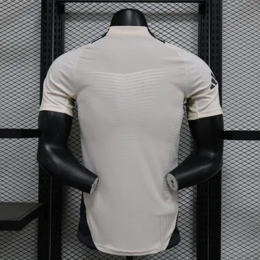 Camisa do Real Madrid, versão branca para jogadores, pré-jogo 24-25