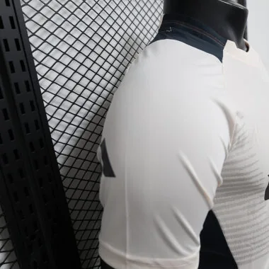 Camisa do Real Madrid, versão branca para jogadores, pré-jogo 24-25