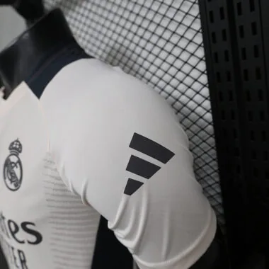 Camisa do Real Madrid, versão branca para jogadores, pré-jogo 24-25