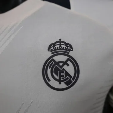 Camisa do Real Madrid, versão branca para jogadores, pré-jogo 24-25
