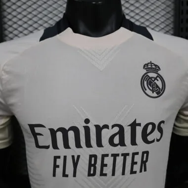 Camisa do Real Madrid, versão branca para jogadores, pré-jogo 24-25