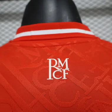 Maillot rouge du Real Madrid, version spéciale joueur, numéros 24 et 25