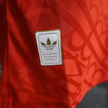 Maillot rouge du Real Madrid, version spéciale joueur, numéros 24 et 25