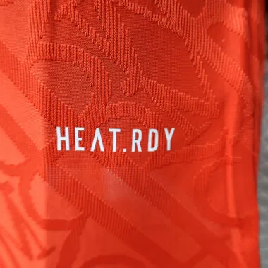 Maillot rouge du Real Madrid, version spéciale joueur, numéros 24 et 25