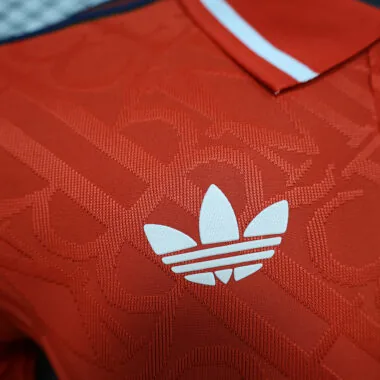 Maillot rouge du Real Madrid, version spéciale joueur, numéros 24 et 25
