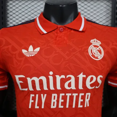 Maillot rouge du Real Madrid, version spéciale joueur, numéros 24 et 25