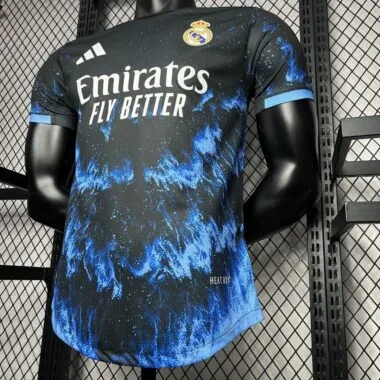 Camisa do Real Madrid em azul oceano, versões de jogador, 24-25