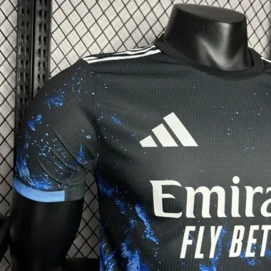 Camisa do Real Madrid em azul oceano, versões de jogador, 24-25