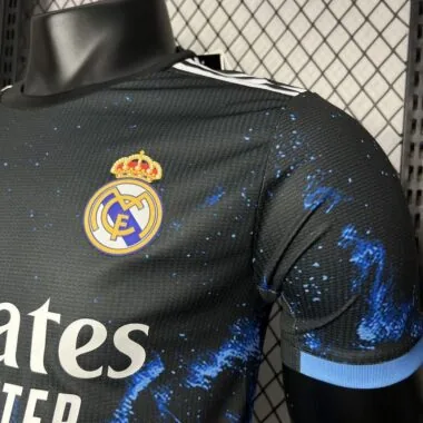 Camisa do Real Madrid em azul oceano, versões de jogador, 24-25