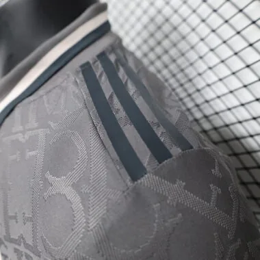 Camisa de manga comprida do Real Madrid, versão para o terceiro jogador fora de casa, n.º 24-25