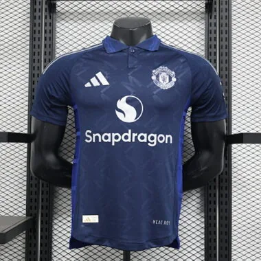 Camiseta azul de jugador del Manchester United para partidos fuera de casa, temporada 2024-2025