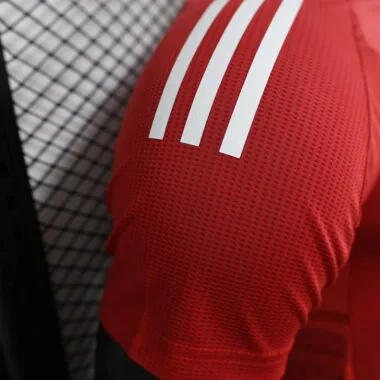 2024-2025: Camiseta roja del Manchester United (versión para jugadores)