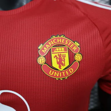 2024-2025: Camiseta roja del Manchester United (versión para jugadores)