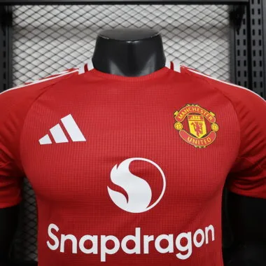 2024-2025: Camiseta roja del Manchester United (versión para jugadores)