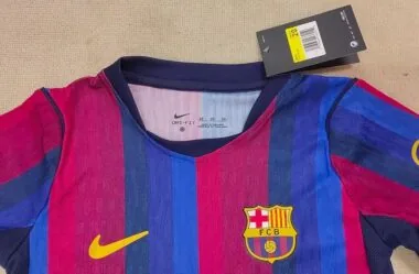Maillot domicile du FC Barcelone 2026/27, version Playr pour enfants, tailles 16 à 28
