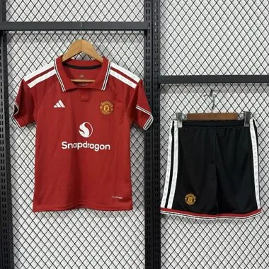 Equipamentos infantis de casa do Manchester United para a época 2026/27, tamanhos 16-28, calções pretos