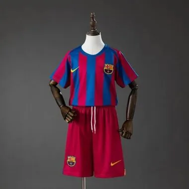 Kit infantil retro Barcelona 2005/06 casa La Liga (tamanho 16-28)