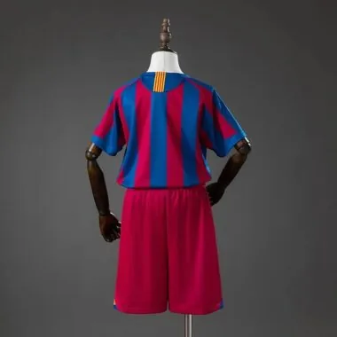Equipaciones infantiles retro del Barcelona 2005/06 (local, La Liga) tallas 16-28