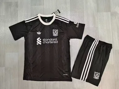 Kit infantil Liverpool 2025/26 preto de guarda-redes