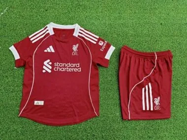 Kit infantil Liverpool 2025/26 casa versao player
