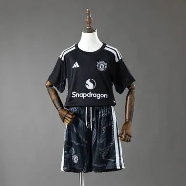 Manchester United 2026/27 Black Goalkeeper Kids Kit 16-28