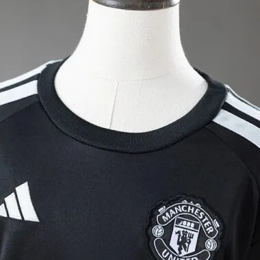 Manchester United 2026/27 Black Goalkeeper Kids Kit 16-28